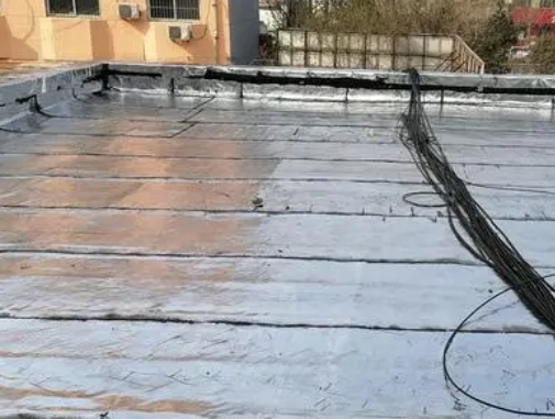 于都卫生间漏水维修公司分享下于都屋面楼顶防水刚性防水层施工要点。